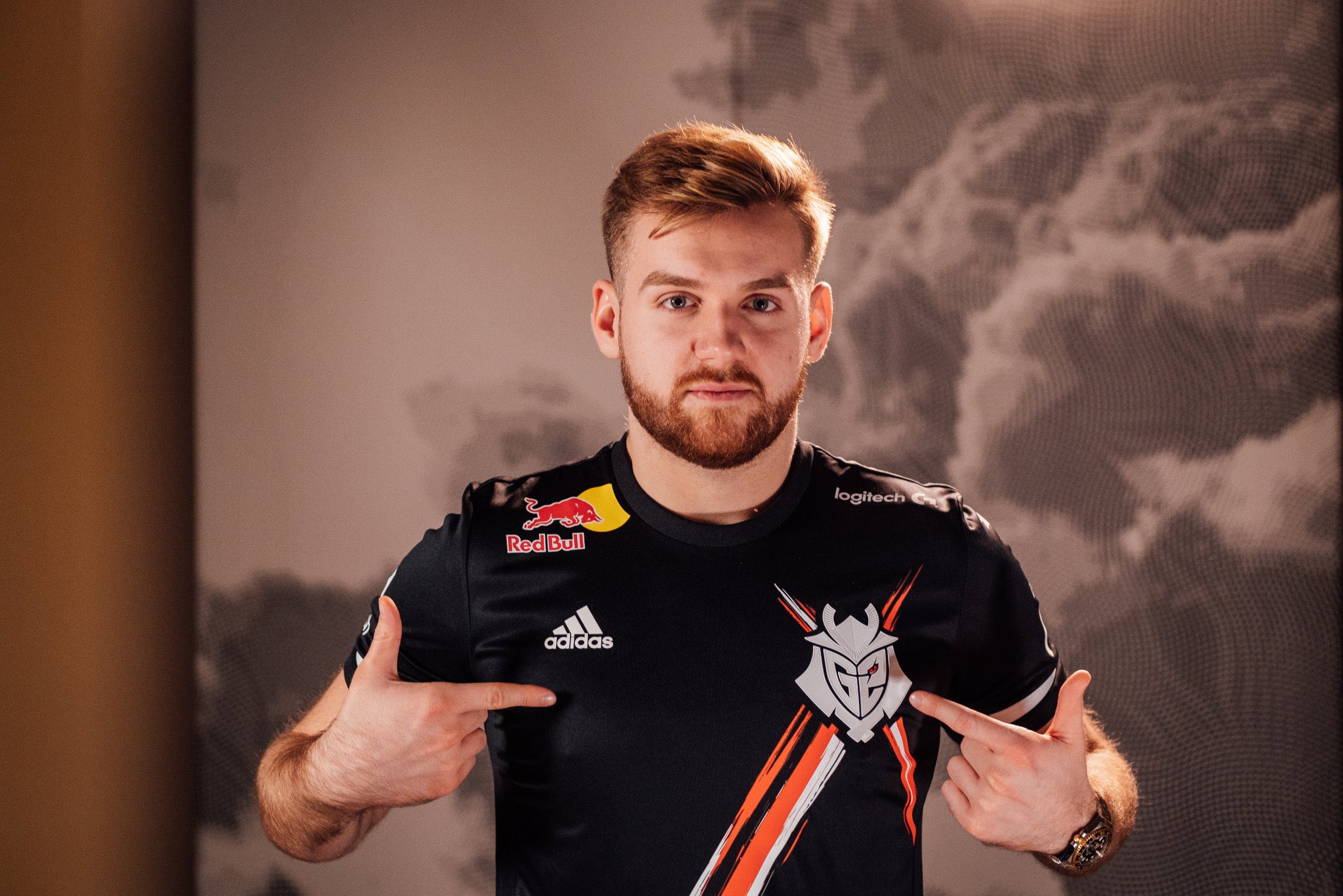 LOL官方发起世界赛预测， 其中解说AUX发布回复